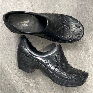Dansko  Pixie Black Professional Clogs with Embossed Design EUC Leather